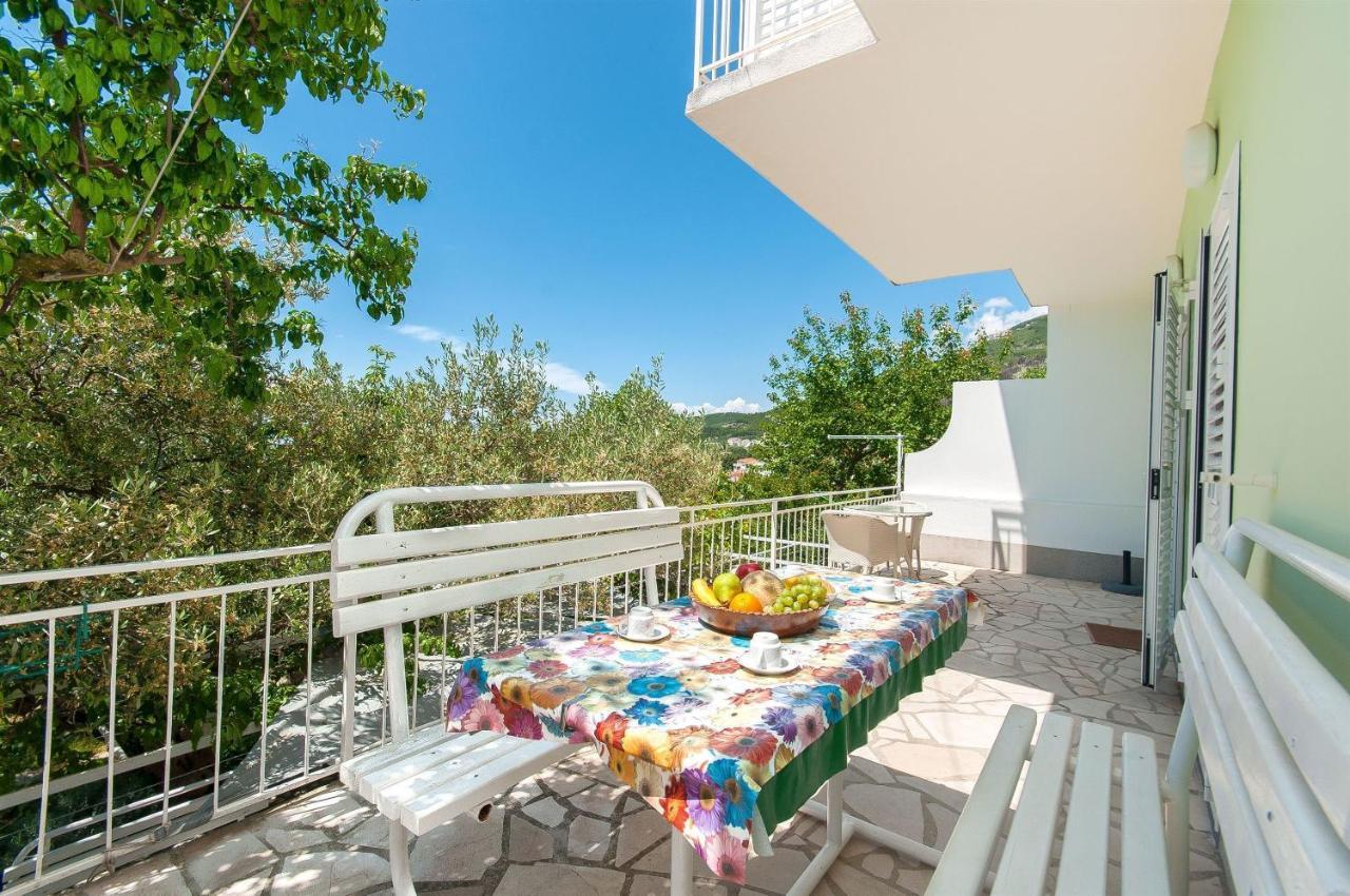 Apartments Zorica Tucepi Bagian luar foto
