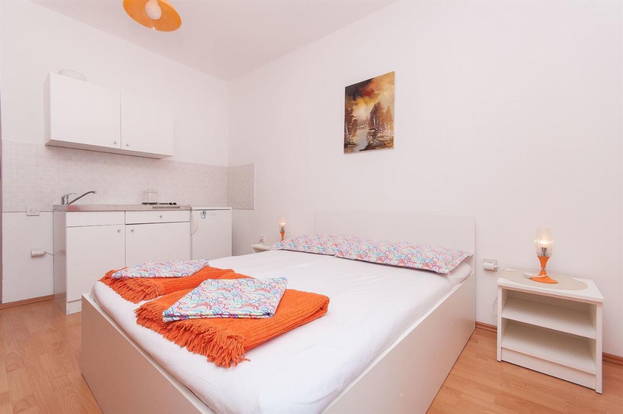 Apartments Zorica Tucepi Bagian luar foto